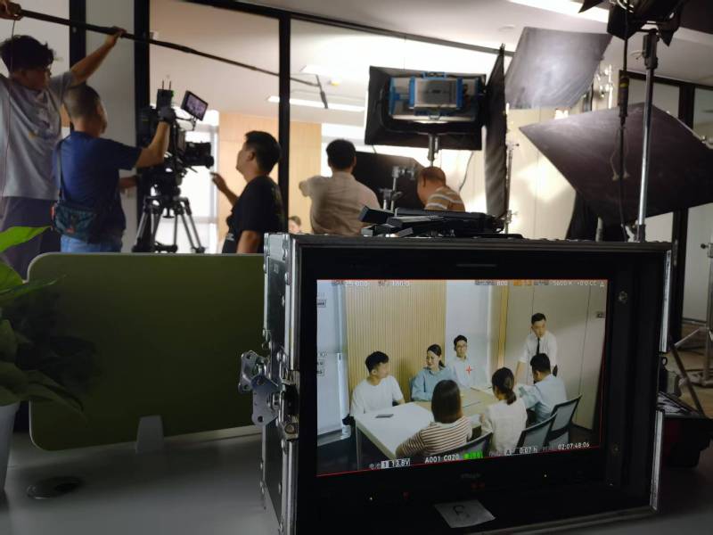 南部县TVC拍摄公司：科技产品视觉化大师，诠释未来感与功能美学
